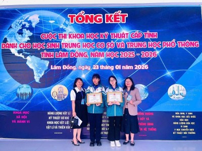 Các thành viên trường THCS N'Thôn Hạ tham gia Cuộc thi: cô Thanh Tâm-PHT, Trưởng đoàn, Hà An, Mỹ Ngọc, cô Phương Anh - hướng dẫn