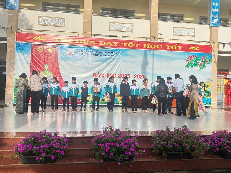 TRAO 32 SUẤT QUÀ HỖ TRỢ HÀNG THÁNG CHO HỌC SINH CÓ HOÀN CẢNH KHÓ KHĂN TẠI TRƯỜNG THCS N’THÔN HẠ