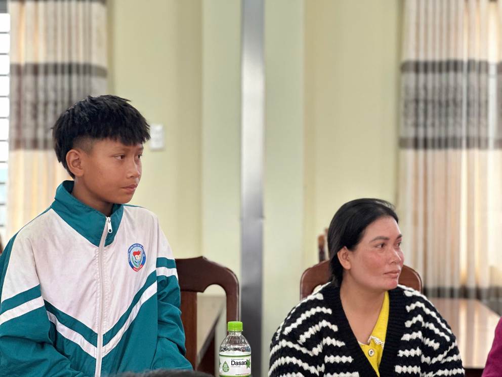 ''''''''A child and a person sitting in chairs

AI-generated content may be incorrect.''''''''