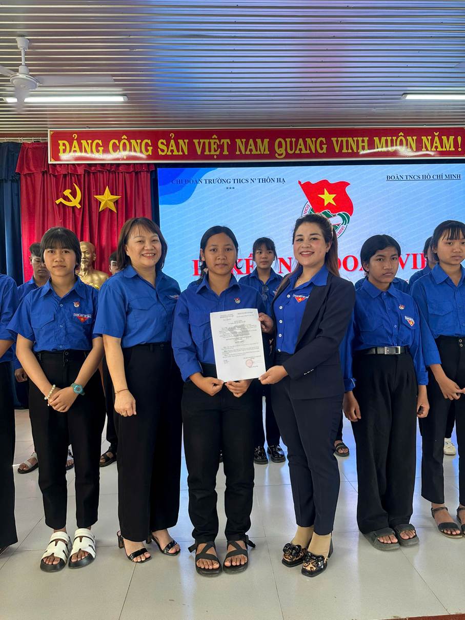 ''A group of people standing in a row

AI-generated content may be incorrect.''