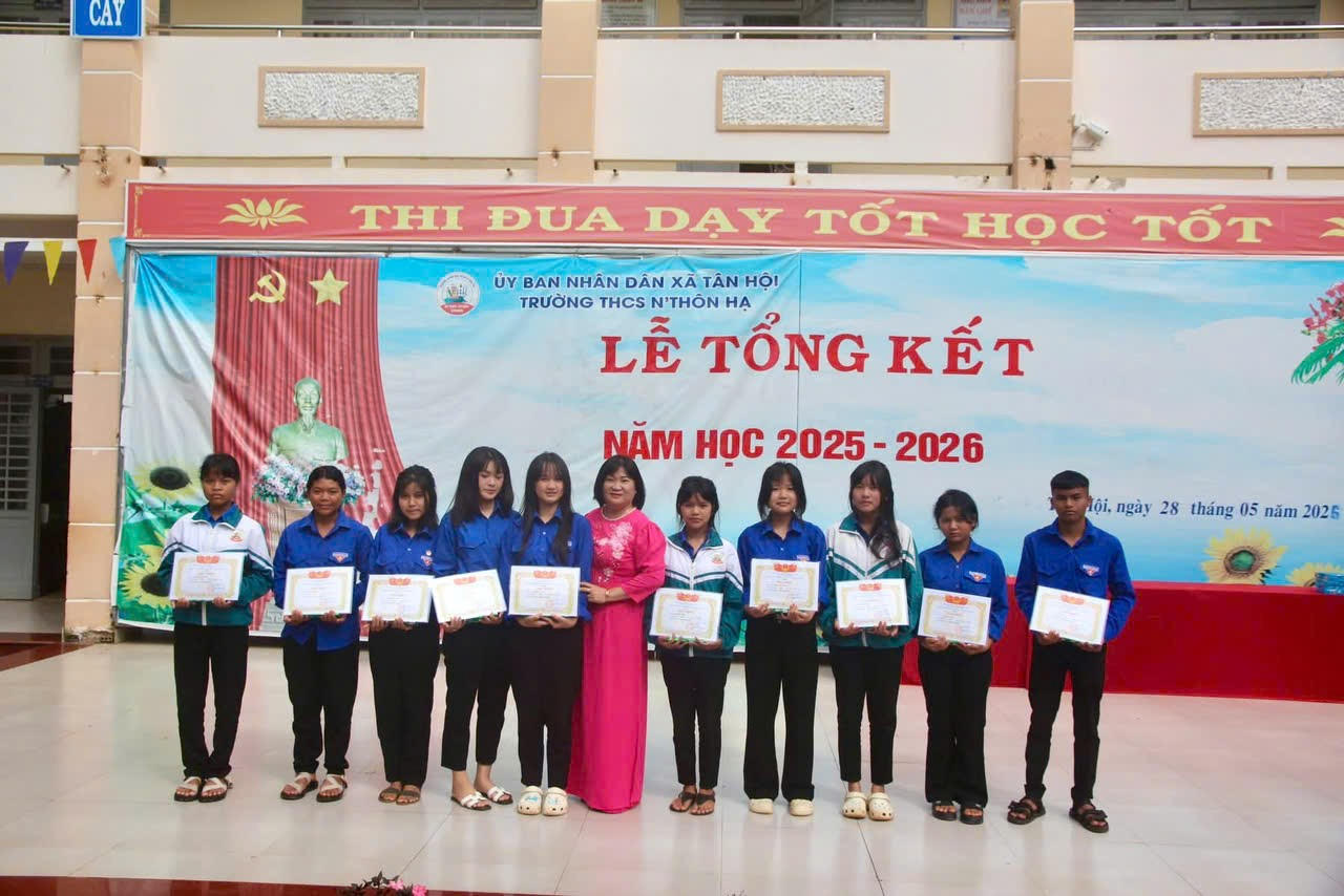''''''A group of people holding certificates
AI-generated content may be incorrect.''''''