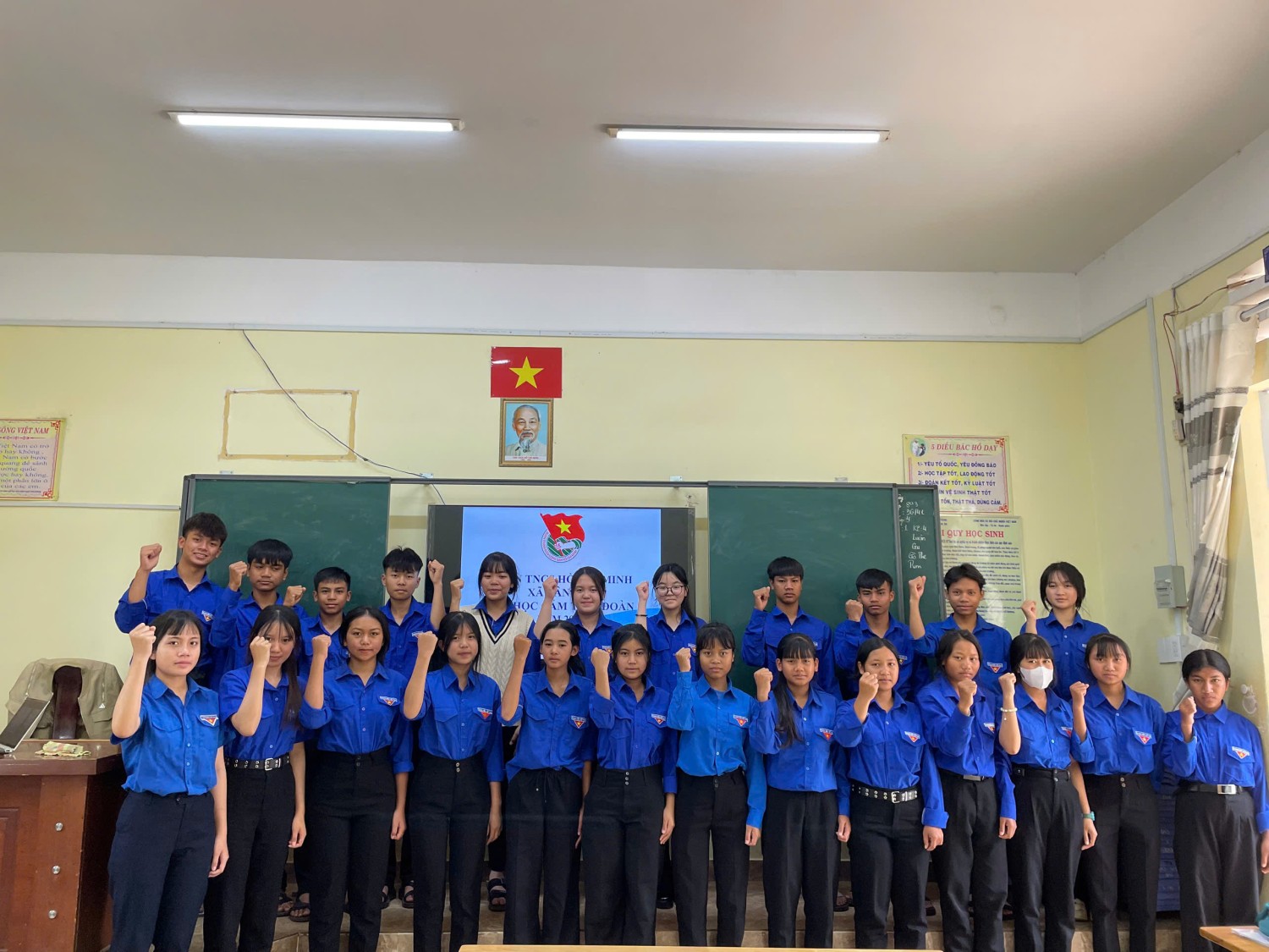 LỚP ĐOÀN VIÊN 95 NĂM NGÀY THÀNH LẬP ĐOÀN TRƯỜNG THCS N'THÔN HẠ